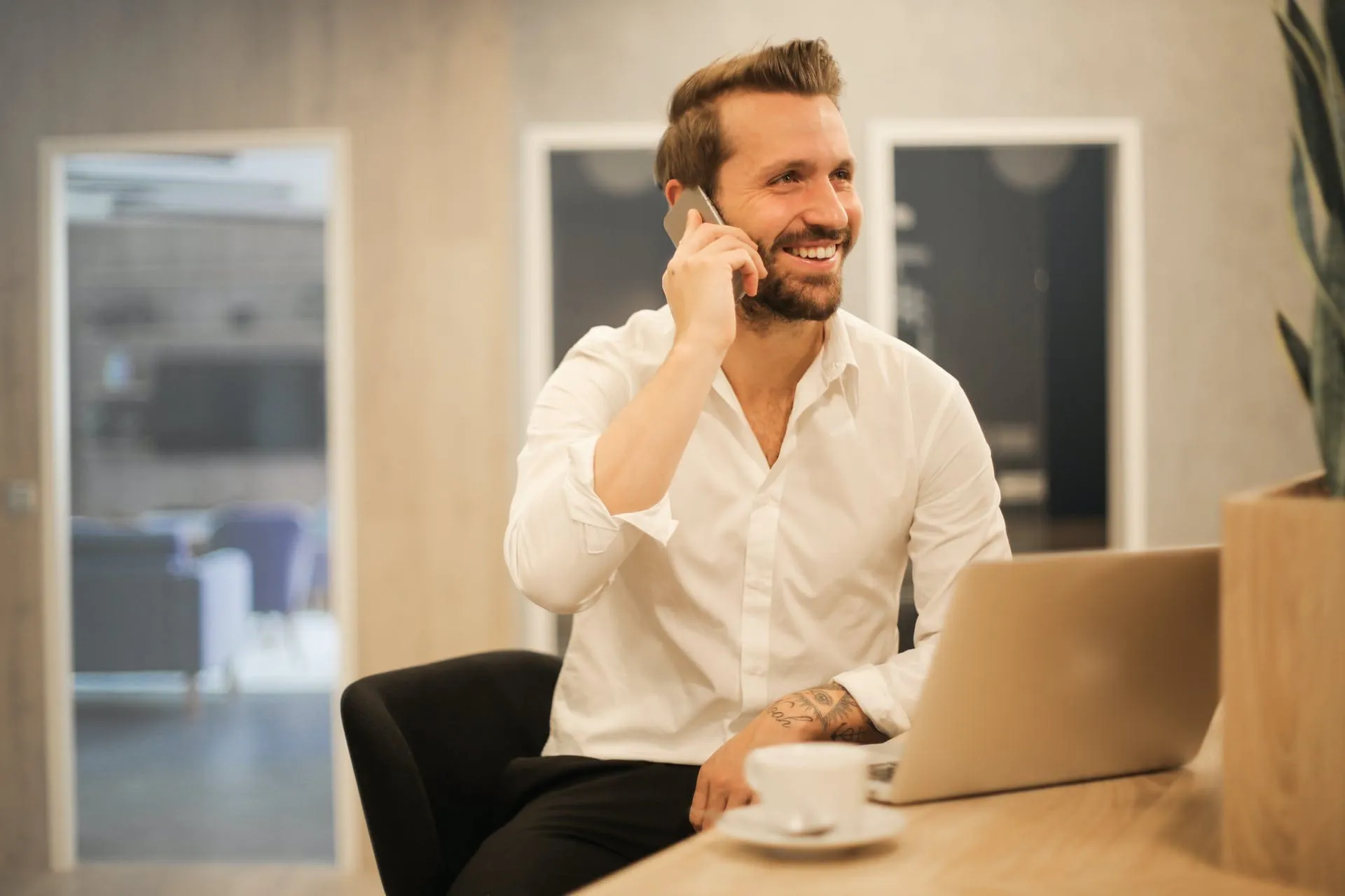 Mężczyzna rozmawiający przez telefon